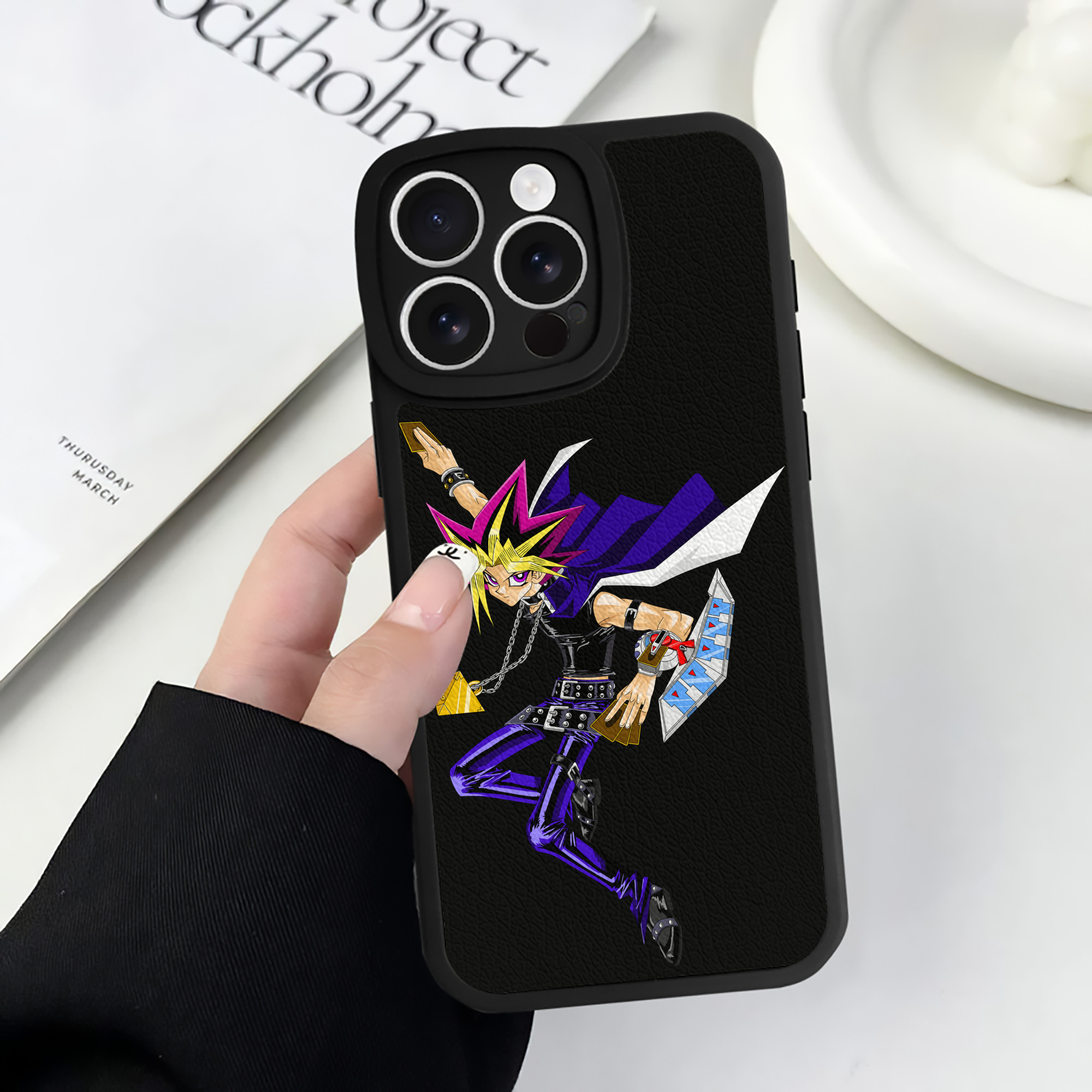 遊☆戯☆王 Yu-Gi-Oh! 【iPhone 16シリーズ対応】シリコンスマホケース（レザー調） 材質：シリコン